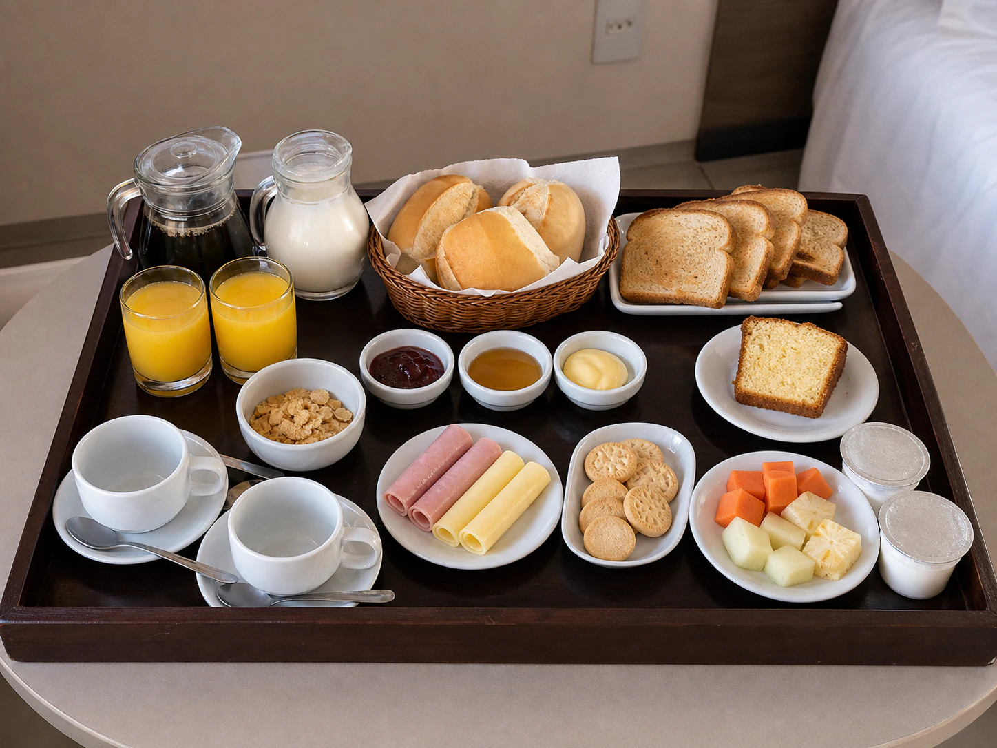 Café da manhã completo servido para duas pessoas