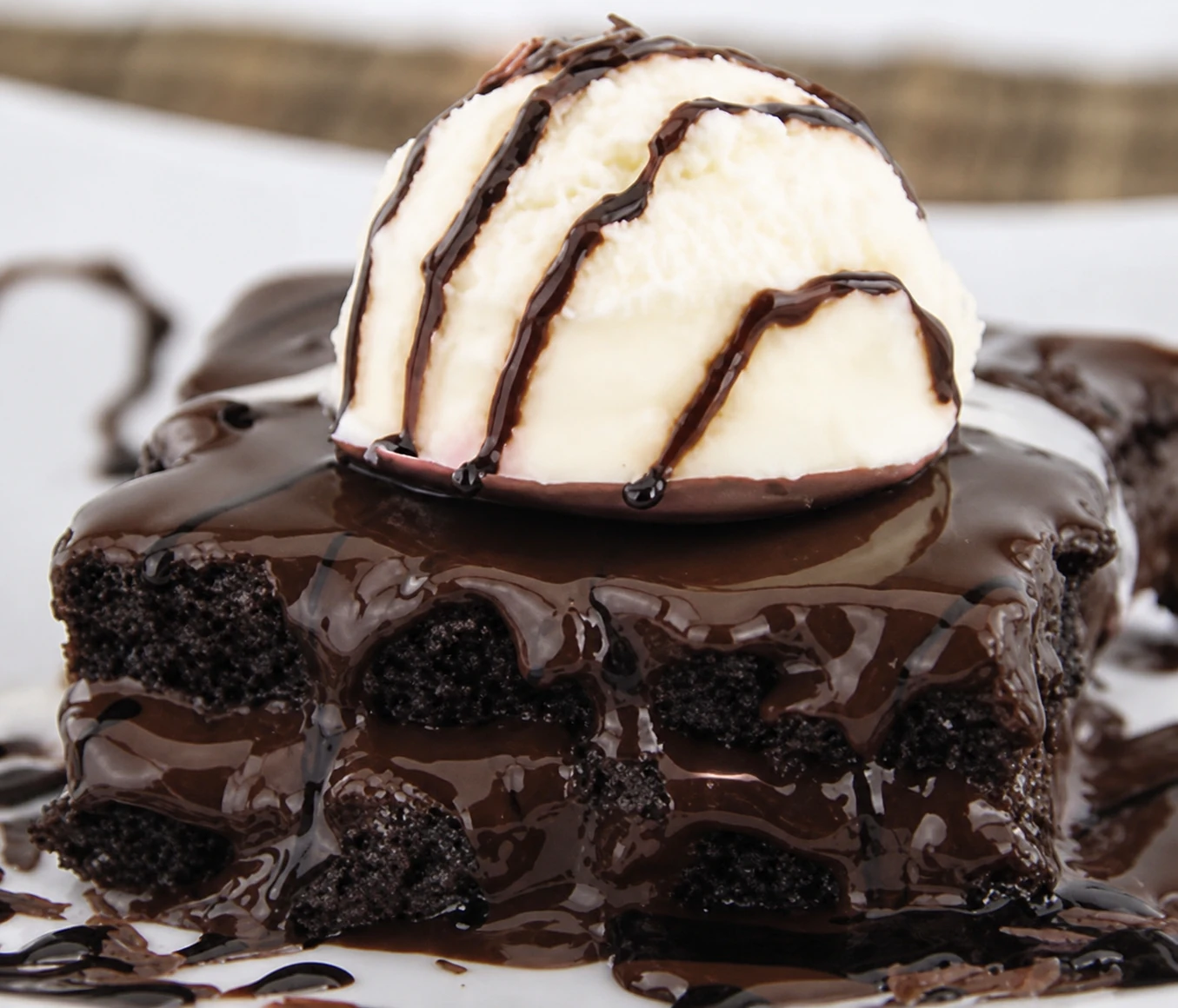 Petit gâteau de chocolate com sorvete de creme